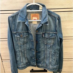 Jacket Jeans from Levi’s. Medium size . Brand new one with tag